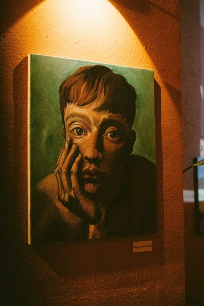 Arte expuesto en las paredes de LOOM